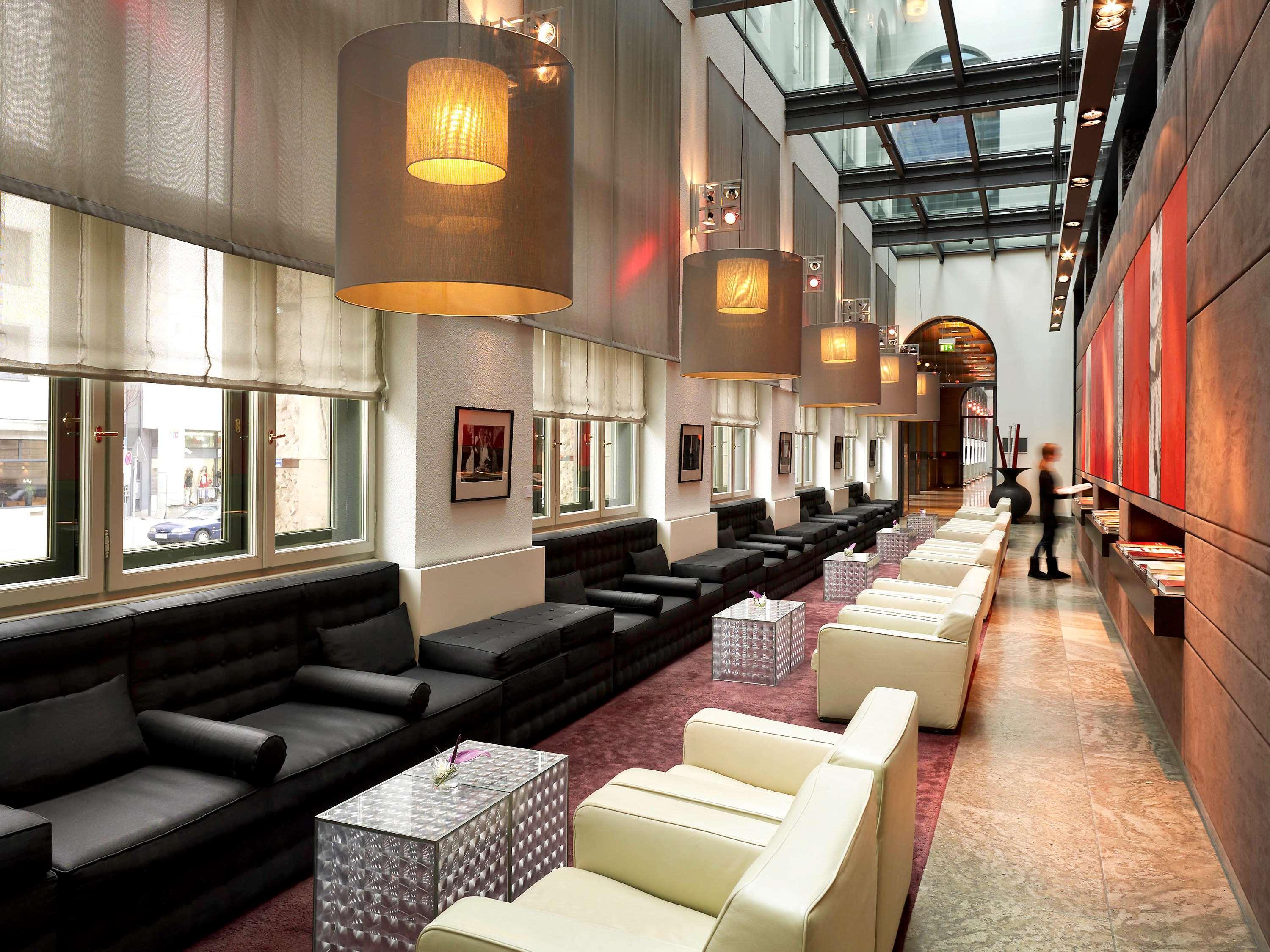 Sofitel Munich Bayerpost Hotel Exterior foto The lounge at the airport
